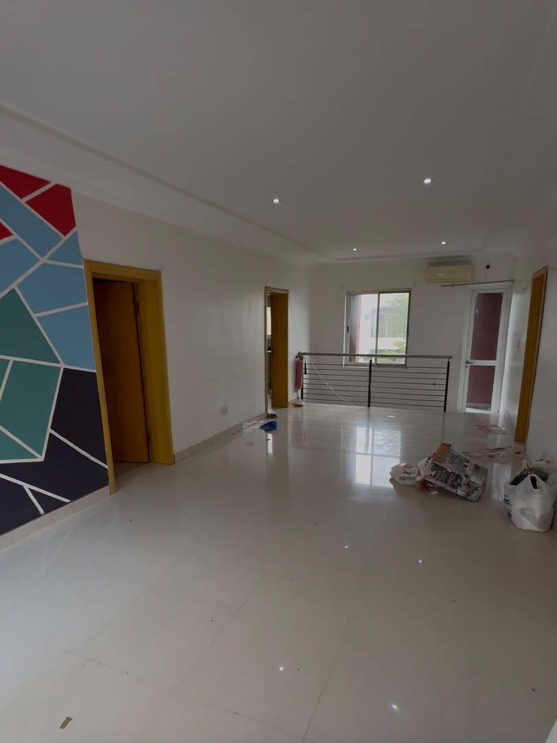 3-bedroom Flat - Image 1