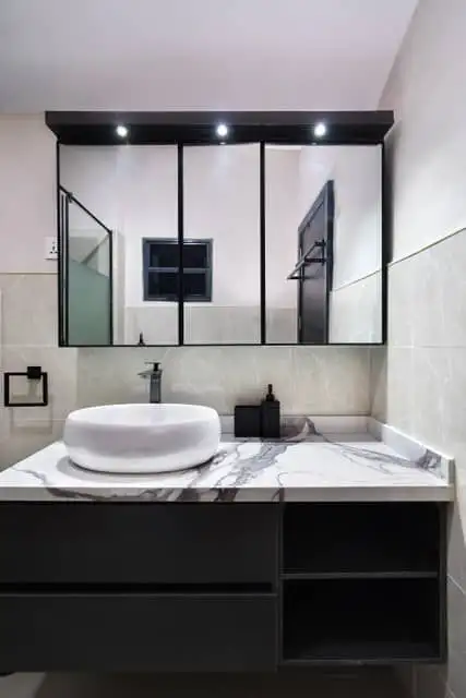 3-bedroom Flat - Image 1