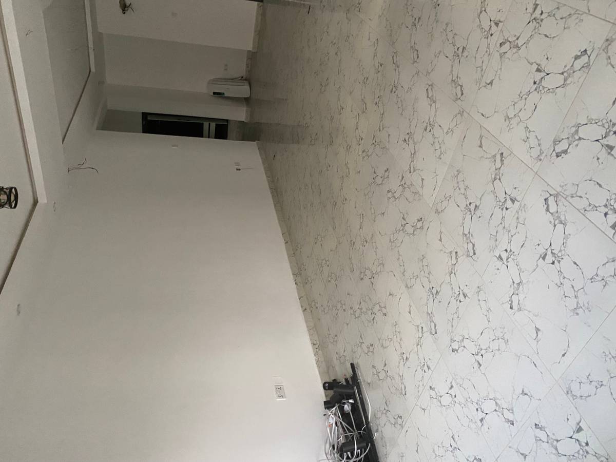 3-bedroom Flat - Image 1